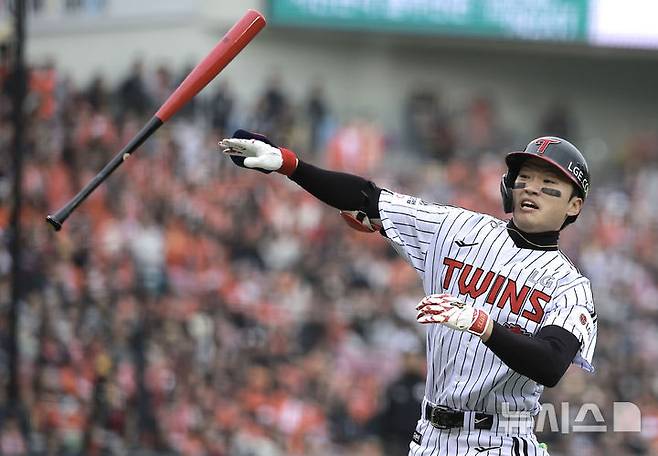 [서울=뉴시스] 정병혁 기자 = 26일 서울 송파구 잠실야구장에서 열린 2025 KBO 한국시리즈 1차전 한화 이글스와 LG 트윈스의 경기, 5회말 무사 주자없는 상황 LG 박해민이 솔로포를 친 뒤 기뻐하고 있다. 2025.10.26. jhope@newsis.com