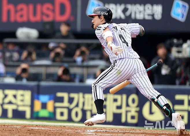 [서울=뉴시스] 이영환 기자 = 26일 오후 서울 송파구 잠실야구장에서 열린 2025 KBO 한국시리즈 1차전 한화 이글스와 LG 트윈스의 경기, 6회말 1사 만루에서 LG 신민재가 2타점 안타를 날리고 있다. 2025.10.26. 20hwan@newsis.com