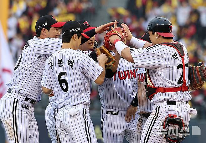 [서울=뉴시스] 이영환 기자 = 26일 오후 서울 송파구 잠실야구장에서 열린 2025 KBO 한국시리즈 1차전 한화 이글스와 LG 트윈스의 경기에서 8-2로 승리한 LG 선수들이 기뻐하고 있다. 2025.10.26. 20hwan@newsis.com