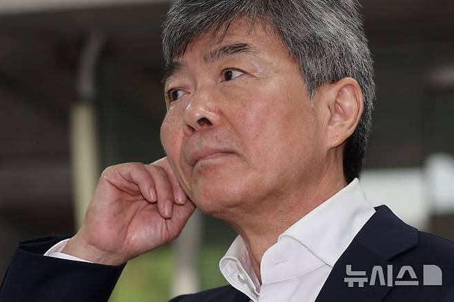 [서울=뉴시스] 권창회 기자 = 김건희 전 여사의 최측근이자 계좌를 관리한 인물로 알려진 이종호 전 블랙펄인베스트먼트 대표가 지난 8월 5일 오전 서울 서초구 서울중앙지법에서 열린 구속 전 피의자심문(영장실질심사)에 출석하고 있다. 2025.10.26. kch0523@newsis.com