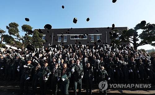 베레모 던지는 신임 특전부사관들 [연합뉴스 자료사진]