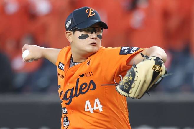 마운드 내려오는 김서현     (대전=연합뉴스) 김준범 기자 = 18일 대전 한화생명볼파크에서 열린 2025 KBO 프로야구 포스트시즌 플레이오프 1차전 삼성 라이온즈와 한화 이글스의 경기. 9회초 마운드에 올랐던 한화 김서현이 강판 당하고 있다. 2025.10.18     psykims@yna.co.kr (끝)   <저작권자(c) 연합뉴스, 무단 전재-재배포, AI 학습 및 활용 금지> 연합뉴스