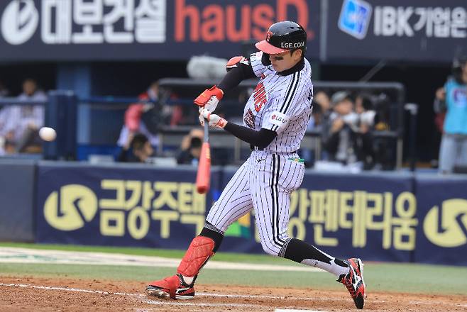 26일 서울 잠실야구장에서 열린 2025 프로야구 한국시리즈 한화 이글스 대 LG 트윈스 1차전 경기. 5회 말 LG 선두타자 박해민이 솔로 홈런을 날리고 있다. 연합뉴스