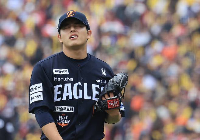 26일 서울 잠실야구장에서 열린 2025 프로야구 KBO리그 포스트시즌 한국시리즈 1차전 한화 이글스와 LG 트윈스의 경기. 1회말 한화 선발투수 문동주가 실점 후 아쉬워 하며 공수 교대를 하고 있다. 연합뉴스