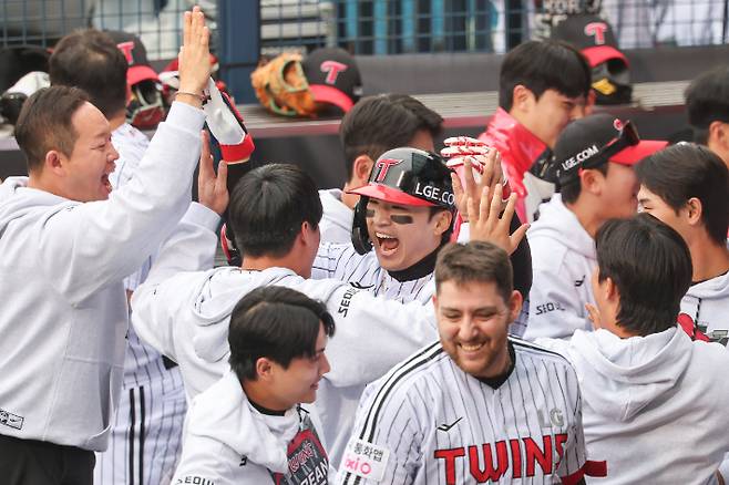 26일 서울 잠실야구장에서 열린 2025 프로야구 KBO 리그 포스트 시즌 한국 시리즈 1차전 한화 이글스와 LG 트윈스의 경기. 5회말 LG 선두타자 박해민이 솔로 홈런을 친 뒤 더그아웃에서 동료들과 기뻐하고 있다. 연합뉴스