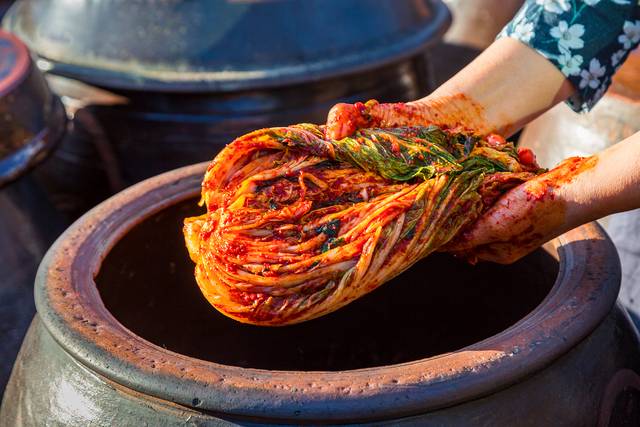 김치는 발효 과정에서 락토바실러스 같은 유익균이 생기며, 천연 프로바이오틱스가 심장 및 대사 건강에 긍정적 영향을 미친다. 사진은 기사의 특정 사실과 관련 없음. 클립아트코리아