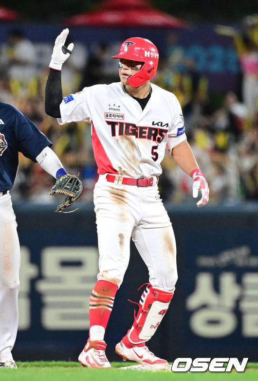[OSEN=광주, 김성락 기자] 17일 오후 광주 북구 기아챔피언스필드에서 ‘2025 신한 SOL Bank KBO리그’ KIA 타이거즈와 두산 베어스의 더블헤더 2차전 경기가 열렸다.더블헤더 2차전 홈팀 KIA는 양현종, 원정팀 두산은 홍민규를 선발로 내세웠다.8회말 KIA 선두타자 김도영이 안타를 날린 뒤 두산 중견수 조수행의 포구실책을 틈타 2루까지 진루, 세리머니를 하고 있다. 2025.05.17 / ksl0919@osen.co.kr