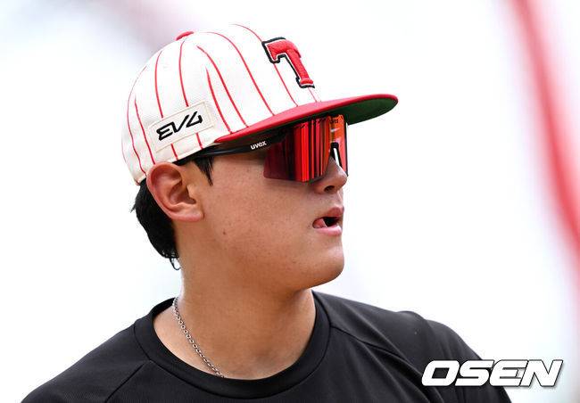 [OSEN=광주, 이대선 기자] 2일 오후 광주-기아 챔피언스필드에서 2025 신한 SOL Bank KBO리그 KIA 타이거즈와 한화 이글스의 경기가 열렸다.KIA는 네일, 한화는 문동주를 선발 투수로 내세웠다.KIA 김도영이 타격 훈련을 하고 있다. 2025.08.02 /sunday@osen.co.kr