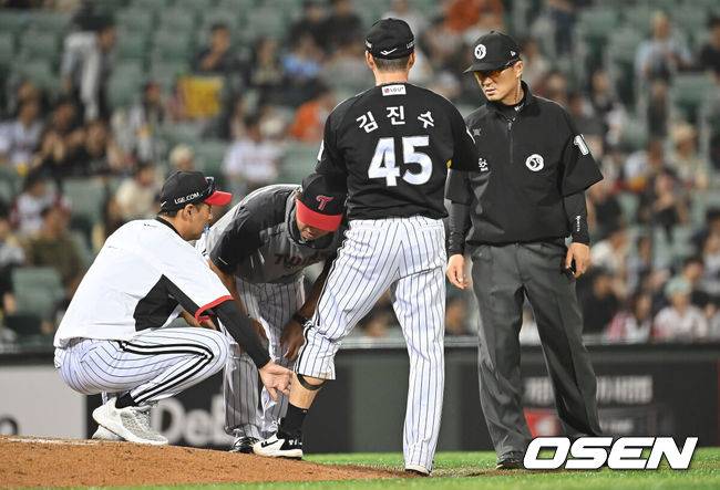 [OSEN=울산, 이석우 기자] 25일 울산 문수야구장에서 2025 신한 SOL 뱅크 KBO 리그 롯데 자이언츠와 LG 트윈스의 경기가 열렸다. 홈팀 롯데는 감보아가, 방문팀 LG는 손주영이 선발로 나섰다.LG 트윈스 김진수가 9회말 2사 1루 롯데 자이언츠 전준우의 타구에 맞고 부상 부위를 보고 있다. 2025.09.25 / foto0307@osen.co.kr
