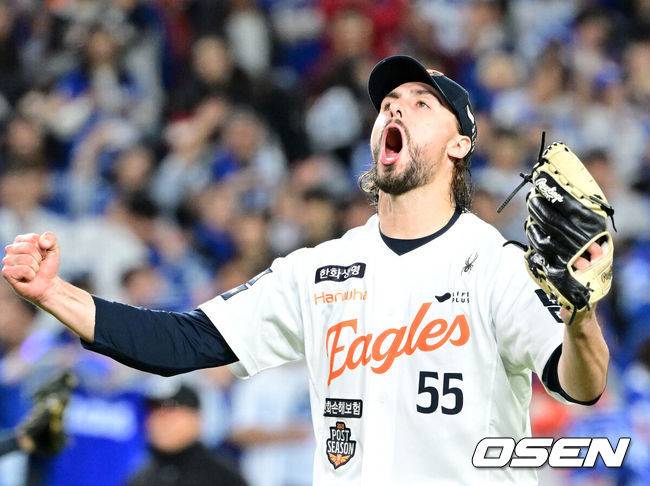 [OSEN=대전, 이대선 기자] 프로야구 한화 이글스는 24일 대전 한화생명볼파크에서 열린 2025 신한 SOL뱅크 KBO 플레이오프(5전 3선승제) 삼성 라이온즈와의 5차전에서 11-2 완승을 거뒀다.정규시즌 2위에 올라 플레이오프에 직행한 한화는 시리즈 전적 3승 2패로 한국시리즈행 티켓을 거머쥐었다. 2006년 이후 19년 만에 한국시리즈 진출이다. 반면 NC 다이노스와 와일드카드 결정전(1승 1패), SSG 랜더스와 준플레이오프(3승 1패)를 거쳐 플레이오프에 오른 4위 삼성은 투혼의 명승부에도 2년 연속 한국시리즈 진출이 좌절됐다.&nbsp;경기 종료 후 한화 와이스가 환호하고 있다. 2025.10.24 /sunday@osen.co.kr