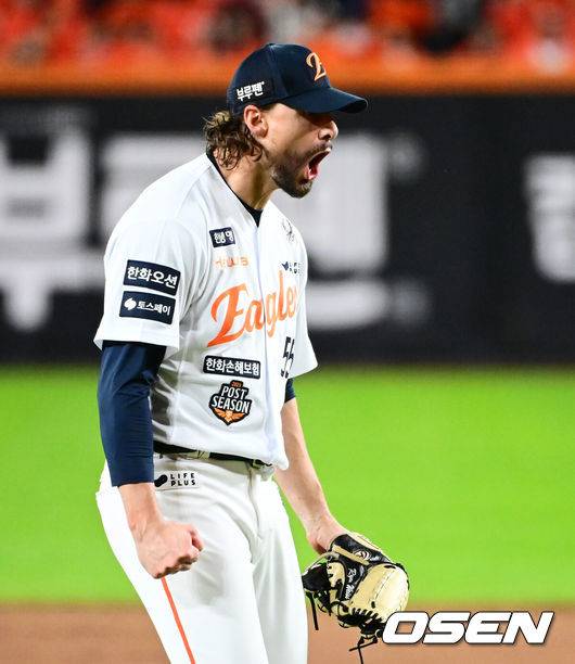 [OSEN=대전, 지형준 기자] 24일 오후 대전 한화생명볼파크에서 2025 신한 SOL Bank KBO리그 포스트시즌 플레이오프 5차전 한화 이글스와 삼성 라이온즈의 경기가 열렸다.한화는 코디 폰세, 삼성은 최원태를 선발 투수로 내세웠다.7회초 2사 2,3루에서 한화 와이스가 삼성 디아즈를 좌익수 플라이로 처리하며 포효하고 있다. 2025.10.24 /jpnews@osen.co.kr