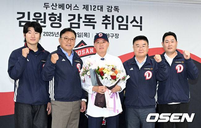 [OSEN=잠실, 이대선 기자] 23일 오후 서울 잠실야구장에서 두산 베어스 김원형 감독 취임식이 열렸다.계약 규모는 2+1년 최대 20억 원(계약금 5억, 연봉 각 5억 원)이다.김 감독은 23일&nbsp;취임식을 거쳐 29일부터 진행되는 일본 미야자키 마무리캠프로 향해 2025시즌을 복기하고 2026시즌 팀을 한 단계 업그레이드 시킬 수 있는 옥석가리기에 나설 예정이다.두산 곽빈, 고영섭 대표이사, 김원형 감독, 김태룡 단장, 양의지가 기념촬영을 하고 있다. 2025.10.23 /sunday@osen.co.kr