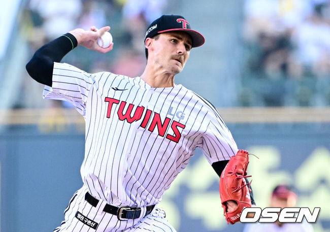 [OSEN=잠실, 조은정 기자]30일 오후 서울 잠실구장에서 ‘2025 신한 SOL Bank KBO리그’ LG 트윈스와 키움 히어로즈의 경기가 열렸다.홈팀 LG는 톨허스트, 방문팀 키움은 박정훈을 선발로 내세웠다.1회초 LG 톨허스트가 역투하고 있다. 2025.08.30 /cej@osen.co.kr