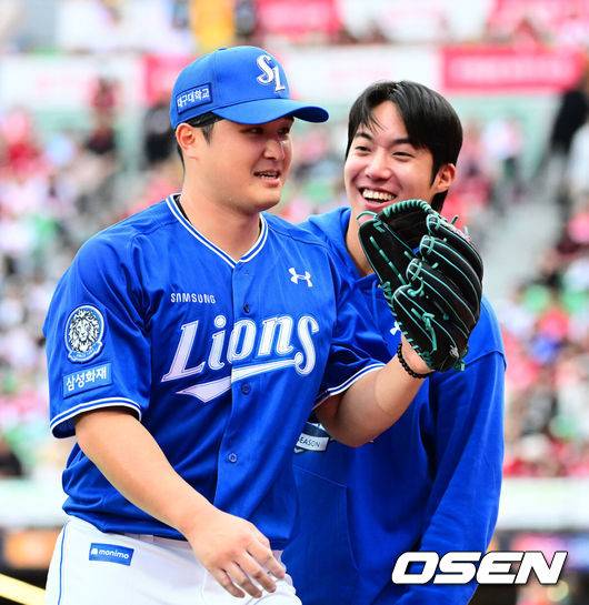 [OSEN=인천, 지형준 기자] 9일 인천 SSG랜더스필드에서 2025 신한 SOL뱅크 KBO리그 준플레이오프(5전 3선승제) 1차전 SSG 랜더스와 삼성 라이온즈의 경기가 열렸다.SSG은 화이트, 삼성은 최원태를 선발 투수로 내세웠다.6회말 수비를 마친 삼성 최원태가 원태인과 기뻐하고 있다. 2025.10.09 /jpnews@osen.co.kr