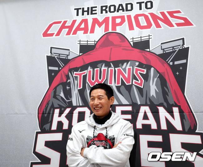 [OSEN=잠실, 이대선 기자] 26일 오후 서울 잠실야구장에서 2025 신한 SOL Bank KBO리그 포스트시즌 한국시리즈 1차전 LG 트윈스와 한화 이글스의 경기가 열렸다.LG는 앤더스 톨허스트, 한화는 문동주를 선발 투수로 내세웠다.경기에 앞서 LG 염경엽 감독이 인터뷰를 하고 있다. 2025.10.26 /sunday@osen.co.kr