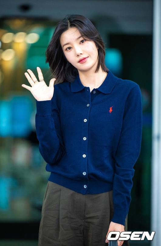 [OSEN=인천공항, 박준형 기자]  가수 권은비가 19일 인천국제공항을 통해 대만 단독콘서트 참석 차 대만으로 출국했다.권은비는 ‘프로듀스48’을 통해 아이즈원으로 데뷔한 뒤 2021년부터 솔로 활동을 이어오며, 최근 ‘워터밤 발리 2025’에서 매혹적인 퍼포먼스로 ‘워터밤 여신’이라 불리며 주목받았다.가수 권은비가 포즈를 취하고 있다.  2025.09.19 / soul1014@osen.co.kr