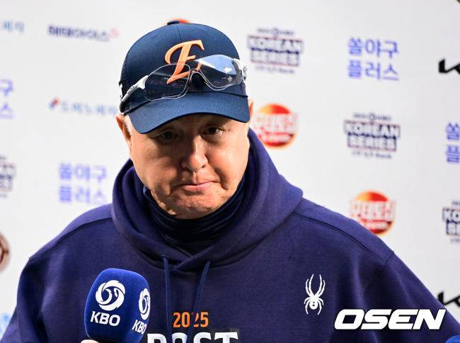 [OSEN=잠실, 지형준 기자] 한 달 가까이 쉰 정규시즌 1위팀이 한국시리즈 1차전에서 이렇게 맹타를 휘두른 경기가 있었나. LG가 시리즈 기선을 제대로 제압하고 우승확률 73.2%를 따냈다. 프로야구 LG 트윈스는 26일 서울 잠실구장에서 열린 2025 신한 SOL뱅크 KBO 한국시리즈(7전 4선승제) 한화 이글스와의 1차전에서 8-2로 승리했다. 정규시즌 1위 LG는 시리즈 기선제압에 성공하며 우승확률 73.2%(41번 중 30번)를 차지했다. 반면 2위 한화는 플레이오프에서 삼성 라이온즈를 3승 2패로 제압하고 2006년 이후 19년 만에 한국시리즈 무대를 밟았지만, 첫 술에 배를 불리지 못했다. LG는 2023년 이후 2년, 한화는 1999년 이후 26년 만에 우승에 도전한다. 한화 김경문 감독이 경기를 마치고 인터뷰를 하고 있다. 2025.10.26 /jpnews@osen.co.kr