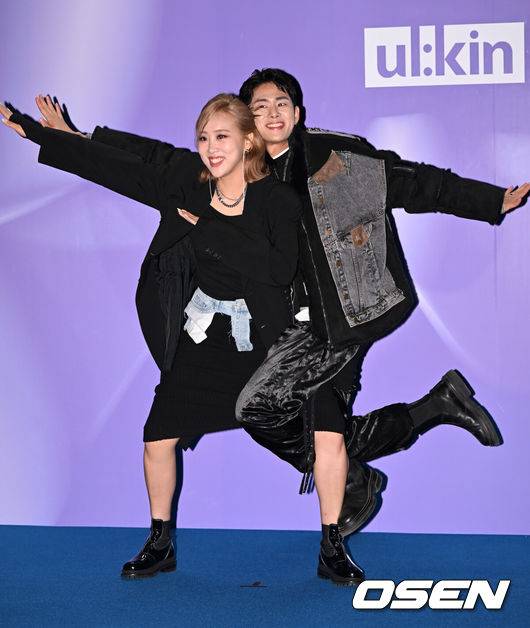 [OSEN=박준형 기자] 15일 오후 서울 동대문 디자인플라자(DDP)에서 2023 S/S 서울패션위크 얼킨(ulkin) 포토월 행사가 열렸다.엔조이커플 손민수와 임라라가 패션쇼 셀럽으로 참석해 포즈를 취하고 있다.  2022.10.15 / soul1014@osen.co.kr