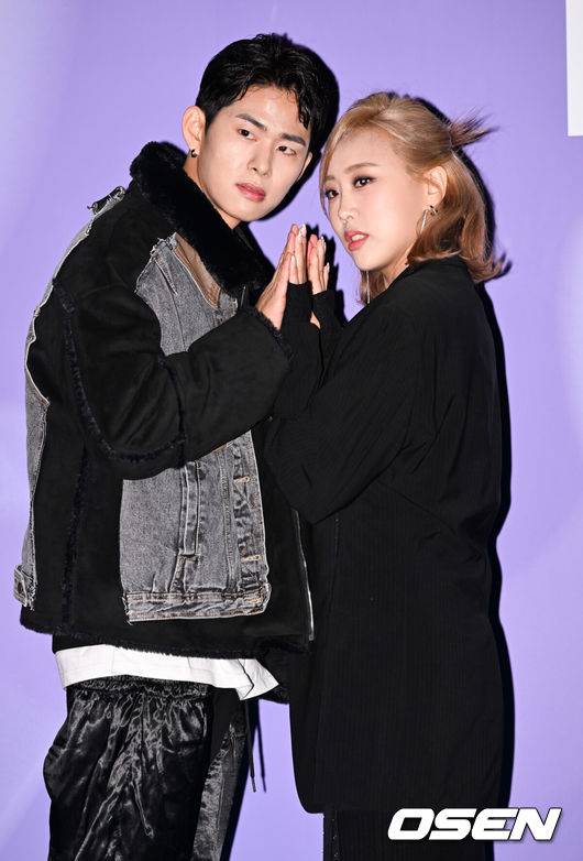 [OSEN=박준형 기자] 15일 오후 서울 동대문 디자인플라자(DDP)에서 2023 S/S 서울패션위크 얼킨(ulkin) 포토월 행사가 열렸다.엔조이커플 손민수와 임라라가 패션쇼 셀럽으로 참석해 포즈를 취하고 있다.  2022.10.15 / soul1014@osen.co.kr