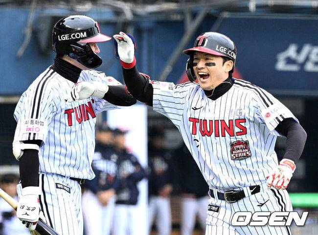 [OSEN=잠실, 이대선 기자] 26일 오후 서울 잠실야구장에서 2025 신한 SOL Bank KBO리그 포스트시즌 한국시리즈 1차전 LG 트윈스와 한화 이글스의 경기가 열렸다.LG는 앤더스 톨허스트, 한화는 문동주를 선발 투수로 내세웠다.5회말 무사에서 LG 박해민이 우월 솔로 홈런을 치고 환호하고 있다. 2025.10.26 /sunday@osen.co.kr