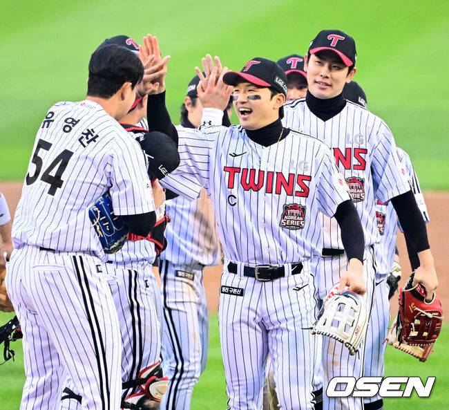 [OSEN=잠실, 지형준 기자] 한 달 가까이 쉰 정규시즌 1위팀이 한국시리즈 1차전에서 이렇게 맹타를 휘두른 경기가 있었나. LG가 시리즈 기선을 제대로 제압하고 우승확률 73.2%를 따냈다.&nbsp;프로야구 LG 트윈스는 26일 서울 잠실구장에서 열린 2025 신한 SOL뱅크 KBO 한국시리즈(7전 4선승제) 한화 이글스와의 1차전에서 8-2로 승리했다.&nbsp;정규시즌 1위 LG는 시리즈 기선제압에 성공하며 우승확률 73.2%(41번 중 30번)를 차지했다. 반면 2위 한화는 플레이오프에서 삼성 라이온즈를 3승 2패로 제압하고 2006년 이후 19년 만에 한국시리즈 무대를 밟았지만, 첫 술에 배를 불리지 못했다. LG는 2023년 이후 2년, 한화는 1999년 이후 26년 만에 우승에 도전한다.&nbsp;경기를 마치고 LG 선수들이 승리를 기뻐하고 있다. 2025.10.26 /jpnews@osen.co.kr
