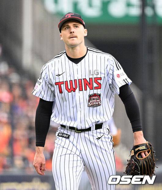 [OSEN=잠실, 이대선 기자] 26일 오후 서울 잠실야구장에서 2025 신한 SOL Bank KBO리그 포스트시즌 한국시리즈 1차전 LG 트윈스와 한화 이글스의 경기가 열렸다.LG는 앤더스 톨허스트, 한화는 문동주를 선발 투수로 내세웠다.4회초 2사에서 LG 톨허스트가 한화 하주석을 삼진으로 처리하고 더그아웃으로 가고 있다. 2025.10.26 /sunday@osen.co.kr