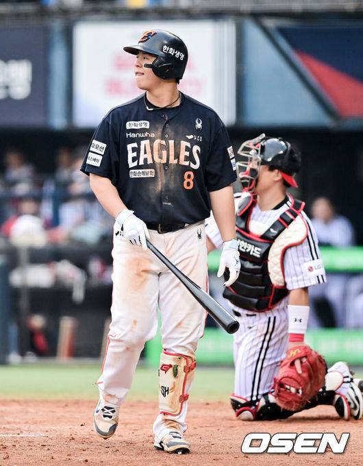 [OSEN=잠실, 박준형 기자] 26일 오후 서울 잠실야구장에서 2025 신한 SOL Bank KBO리그 포스트시즌 한국시리즈 1차전 LG 트윈스와 한화 이글스의 경기가 열렸다.LG는 앤더스 톨허스트, 한화는 문동주를 선발 투수로 내세웠다.8회초 한화 노시환이 스탠딩 삼진아웃된뒤 아쉬워하고 있다.  2025.10.26 / soul1014@osen.co.kr