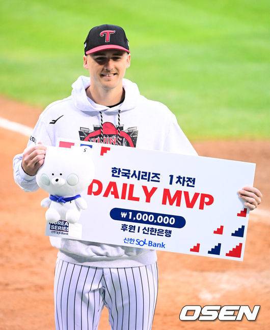 [OSEN=잠실, 지형준 기자] 한 달 가까이 쉰 정규시즌 1위팀이 한국시리즈 1차전에서 이렇게 맹타를 휘두른 경기가 있었나. LG가 시리즈 기선을 제대로 제압하고 우승확률 73.2%를 따냈다. 프로야구 LG 트윈스는 26일 서울 잠실구장에서 열린 2025 신한 SOL뱅크 KBO 한국시리즈(7전 4선승제) 한화 이글스와의 1차전에서 8-2로 승리했다. 정규시즌 1위 LG는 시리즈 기선제압에 성공하며 우승확률 73.2%(41번 중 30번)를 차지했다. 반면 2위 한화는 플레이오프에서 삼성 라이온즈를 3승 2패로 제압하고 2006년 이후 19년 만에 한국시리즈 무대를 밟았지만, 첫 술에 배를 불리지 못했다. LG는 2023년 이후 2년, 한화는 1999년 이후 26년 만에 우승에 도전한다. LG 톨허스트가 한국시리즈 1차전 MVP에 선정되며 포즈를 취하고 있다. 2025.10.26 /jpnews@osen.co.kr