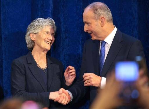 25일(현지시간) 캐서린 코널리 아일랜드 대통령 당선인(왼쪽)이 미할 마틴 총리의 축하를 받고 있다. 아일랜드는 의원내각제 국가로 대통령은&nbsp;상징적·의례적 국가원수에 가깝고&nbsp;실권은 총리에게 있다. 다만 코널리는 좌파, 마틴은 우파인 만큼 두 사람 간에 갈등과 충돌이 빚어질 가능성도 배제할 수 없다. AFP연합뉴스