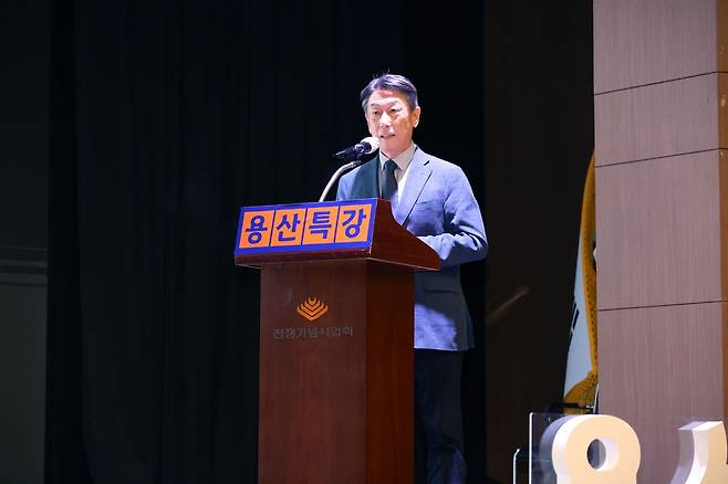 24일 오준 전 주유엔 대표부 대사가 서울 용산 전쟁기념관에서 ‘유엔에서 본 한반도 안보’라는 주제로 특강을 하고 있다. 전쟁기념사업회 제공