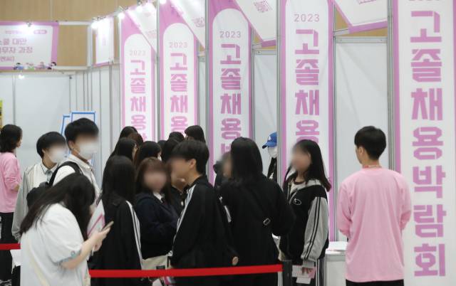 경기 수원시 권선구에서 열린 '2023 달고나 고졸채용박람회' 현장. 기사 이해를 돕기 위한 사진. 뉴스1