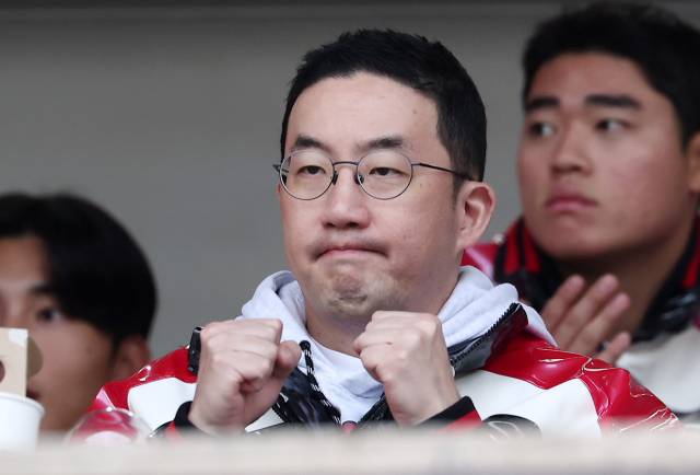 LG 구광모 회장이 26일 서울 잠실야구장에서 열린 프로야구 2025 신한 SOL뱅크 KBO 포스트시즌 한국시리즈 1차전 한화 이글스와 LG 트윈스의 경기에서 8-2로 승리를 거두자 주먹을 불끈 쥐며 기뻐하고 있다. 뉴스1