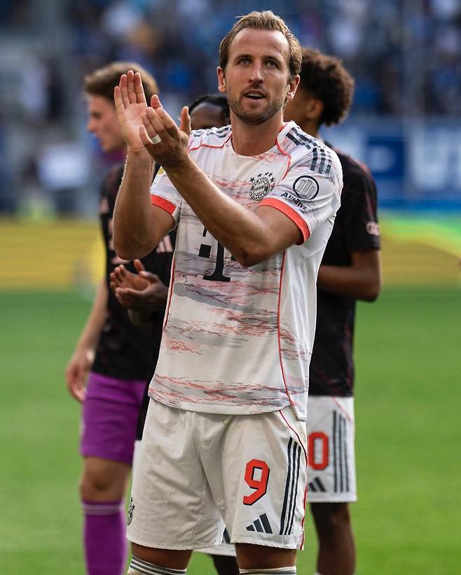 바이에른 뮌헨의 해리 케인은 세계 최고의 스트라이커로 통한다. ‘발롱도르’ 유력 후보인 그가 정말 영광을 누리기 위해선 UEFA 챔피언스리그 트로피나 2026북중미월드컵 성과가 중요하다. 사진출처｜바이에른 뮌헨 페이스북