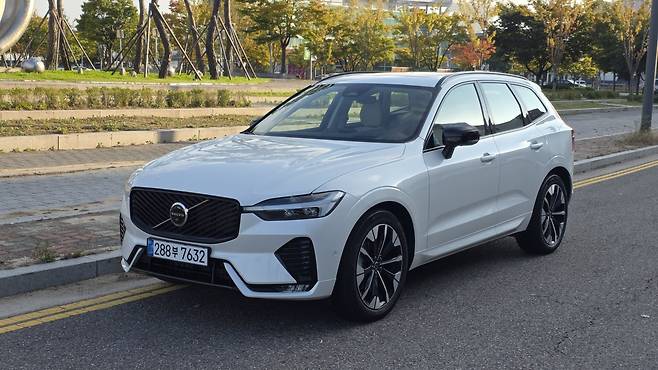 신형 볼보 XC60은 11.2인치 첨단 인포테인먼트와 에어서스펜션을 탑재, 럭셔리한 실내와 압도적인 승차감을 완성했다.  원성열 기자 sereno@donga.com