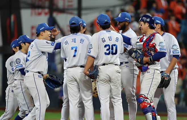 삼성은 올 시즌 전반기를 8위로 마쳤지만, 후반기 들어 탄탄한 전력을 뽐내며 PS에서도 총 11경기를 치렀다. 무엇보다 이재현(7번), 김영웅(30번) 등 젊은 선수들을 앞세워 승리 DNA를 구축한 게 큰 수확이었다. 22일 PO 4차전서 7-4로 승리한 뒤 기뻐하는 삼성 선수들. 뉴시스