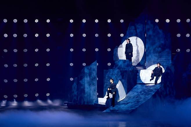 이날 열린 엔하이픈 앙코르 공연에서 유닛곡 무대도 인상적이었다. 특히 제이, 제이크, 성훈이 부른 ‘루시퍼’는 엔하이픈의 독보적인 컬러이기도한 다크 판타지와 퇴폐미를 또렷인 각인시켰다. 사진제공 | 빌리프랩