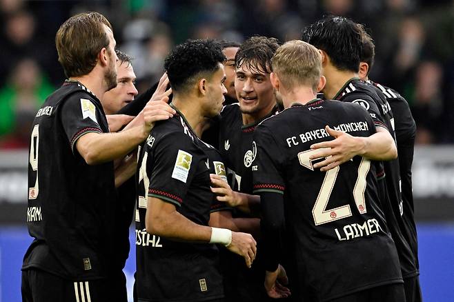 김민재 포함 바이에른 뮌헨 선수들이 2025년 10월 25일 독일 서부 묀헨글라드바흐에서 열린 독일 1부 리그 분데스리가 보루시아 묀헨글라드바흐와 두 번째 득점을 만들고 기뻐하고 있다. AFP연합뉴스