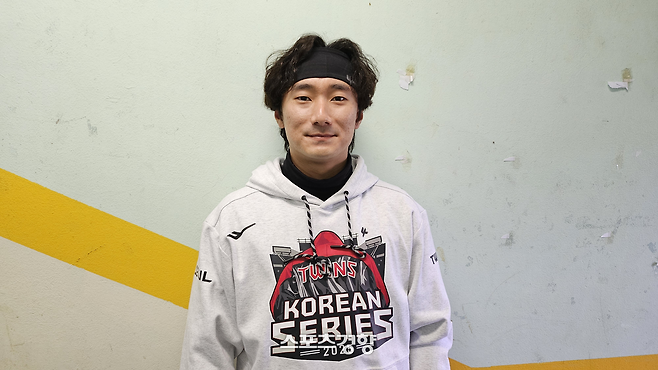 LG 신민재가 26일 잠실에서 한화와 한국시리즈 1차전을 앞두고 각오를 밝히고 있다.