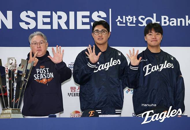 ▲ 김경문 한화 감독이 손가락 7개를 펼쳐 보이고 있다. 채은성과 정우주는 다섯 손가락으로 통일했다. ⓒ한화 이글스