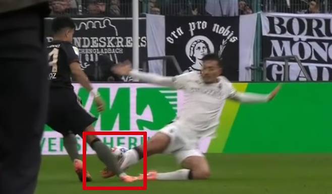 보루시아 묀헨글라트바흐의 옌스 카스트로프가 25일(한국시간) 독일 묀헨글라트바흐의 보루시아 파크에서 열린 바이에른 뮌헨과의 2025~2026 독일 분데스리가 8라운드에서 다이렉트 퇴장을 당한 태클 장면. /사진=중계화면 캡처