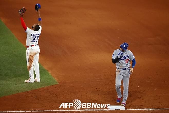 토론토 블라디미르 게레로 주니어(왼쪽)가 29일(한국 시각) 캐나다 온타리오주에 위치한 로저스 센터에서 펼쳐진 2025 미국 프로야구 메이저리그(MLB) 포스트시즌 월드시리즈(7전 4선승제) 1차전에서 승리 후 기쁨을 표출하고 있다. 오타니 쇼헤이(오른쪽)와 희비가 교차하는 순간. /AFPBBNews=뉴스1