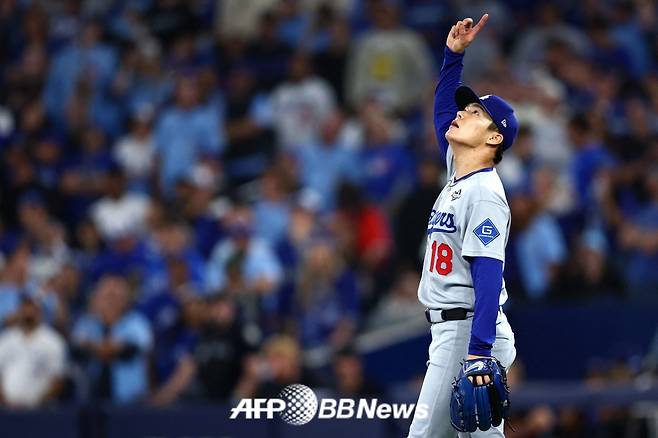 LA 다저스 야마모토 요시노부가 26일(한국 시각) 캐나다 온타리오주에 위치한 로저스 센터에서 펼쳐진 2025 미국 프로야구 메이저리그(MLB) 포스트시즌 월드시리즈 2차전에서 승리 후 세리머니를 펼치고 있다. /AFPBBNews=뉴스1