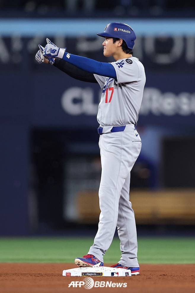 LA 다저스 오타니 쇼헤이가 26일(한국 시각) 캐나다 온타리오주에 위치한 로저스 센터에서 펼쳐진 2025 미국 프로야구 메이저리그(MLB) 포스트시즌 월드시리즈 2차전에서 8회 안타를 친 뒤 엄지를 치켜세우고 있다. /AFPBBNews=뉴스1