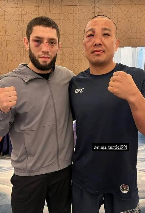 경기 후 함께 사진을 찍고 있는 박준용(오른쪽)과 알리스케로프. /사진=알리스케로프 공식 SNS