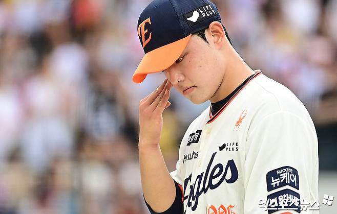 LG 트윈스와 한화 이글스는 오는 26일 서울 잠실야구장에서 2025 신한 SOL Bank KBO 한국시리즈 1차전을 치른다. 25일 미디어데이에서 LG는 외국인 투수 앤더스 톨허스트를, 한화는 문동주를 1차전 선발투수로 예고했다. 문동주는 정규시즌 마지막 등판이었던 9월 27일 대전 LG전에서 ⅔이닝 8피안타(1피홈런) 1탈삼진 6실점으로 난타당하며 패전투수가 됐다. 시즌 상대 평균자책점도 7.04에 달한다. LG로서는 1, 2차전에서 폰세와 와이스를 만나지 않는 것 이상으로 긍정적인 상황이 만들어졌다. 엑스포츠뉴스 DB