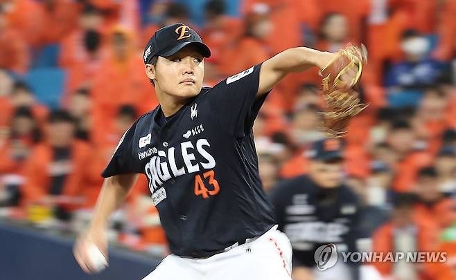 정우주, 3⅓이닝 5K 무실점 역투 (대구=연합뉴스) 윤관식 기자 = 22일 대구 삼성라이온즈파크에서 열린 2025 프로야구 KBO리그 포스트시즌 플레이오프 4차전 한화 이글스와 삼성 라이온즈의 경기. 4회말 한화 선발투수 정우주가 3⅓이닝 5K 무실점 역투를 펼치고 있다. 2025.10.22 psik@yna.co.kr