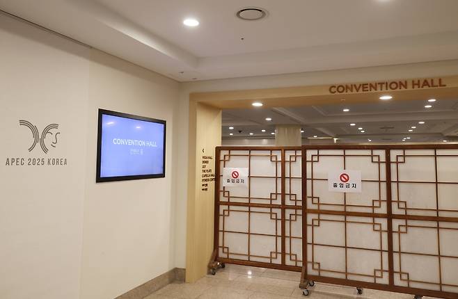 출입금지된 경주 APEC 정상회의 만찬장  (경주=연합뉴스) 박세진 기자 = 2025 경주 아시아태평양경제협력체(APEC) 정상회의 주간 시작을 하루 앞둔 26일 경북 경주 라한셀렉트 경주호텔 내 컨벤션홀에 외부인 출입이 금지돼 있다. 이곳에서는 경주 APEC 정상회의 만찬이 열린다. 2025.10.26 psjpsj@yna.co.kr
