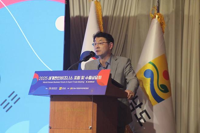세계한인비즈니스포럼서 강연하는 양경호 본부장 (목포=연합뉴스) 박현수 기자 = 지난 21일 전남 목포 호텔 현대에서 열린 '2025년 제2차 세계한인비즈니스포럼'에서 강연하는 미주한상총연 양경호 글로벌사업본부장. 2025. 10. 21. phyeonsoo@yna.co.kr