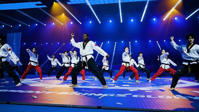 시범 공연 중인 칼라무(가운데). [세계태권도연맹 제공. 재판매 및 DB 금지]