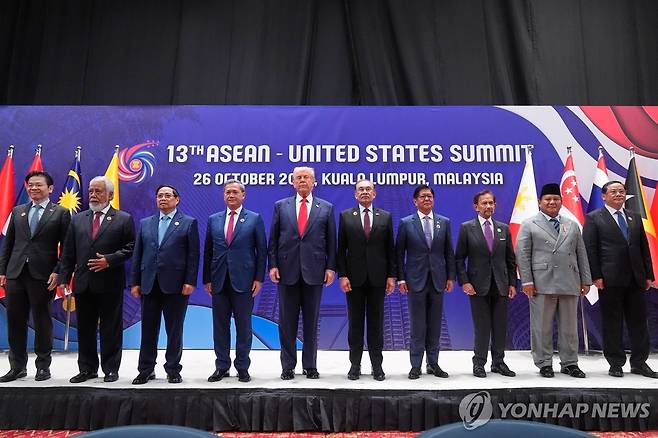 미국-아세안 정상회담 (쿠알라룸푸르 AP=연합뉴스) 26일(현지시간) 말레이시아 쿠알라룸푸르에서 열린 미국과 아세안(ASEAN·동남아시아국가연합) 정상회의에서 도널드 트럼프 미국 대통령(가운데)와 아세안 정상들이 사진 촬영하는 모습.